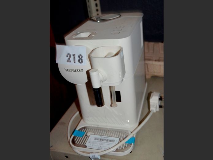 NESPRESSO LATTISSIMA ONE [Switches on, handle broken]