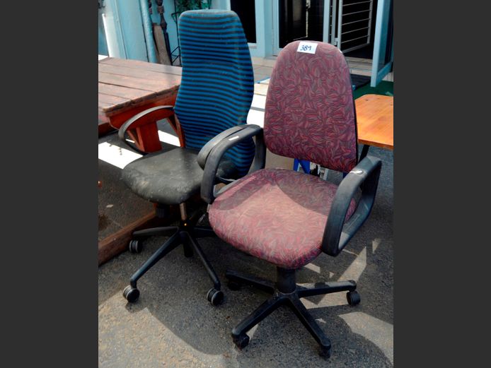 LOT OF 2: SWIVEL OFFICE CHAIRS [Need a clean]