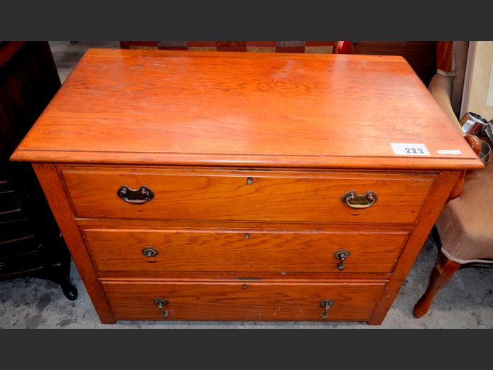 OAK 3-DRAWER CHEST OF DRAWERS WITH BRASS HANDLES, 91 x 48 x 67cm [Handle missing]