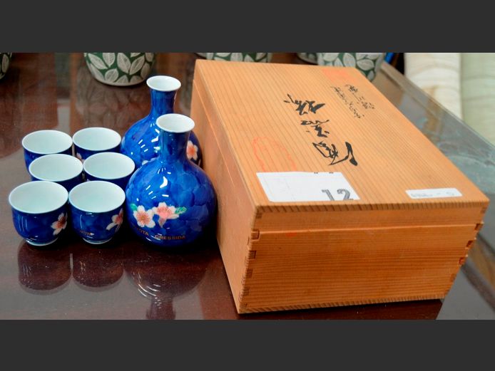 CHINESE TEA SET  IN WOODEN PRESENTATION BOX