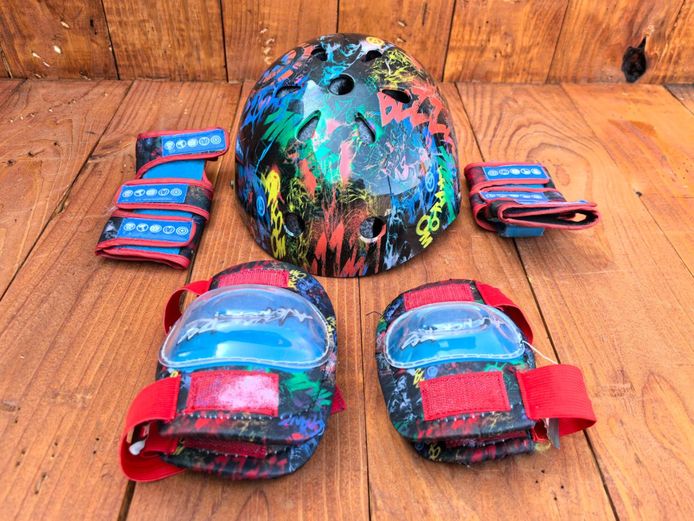 Kids Marvel Avengers Skateboard Helmet & Protective Pad Set