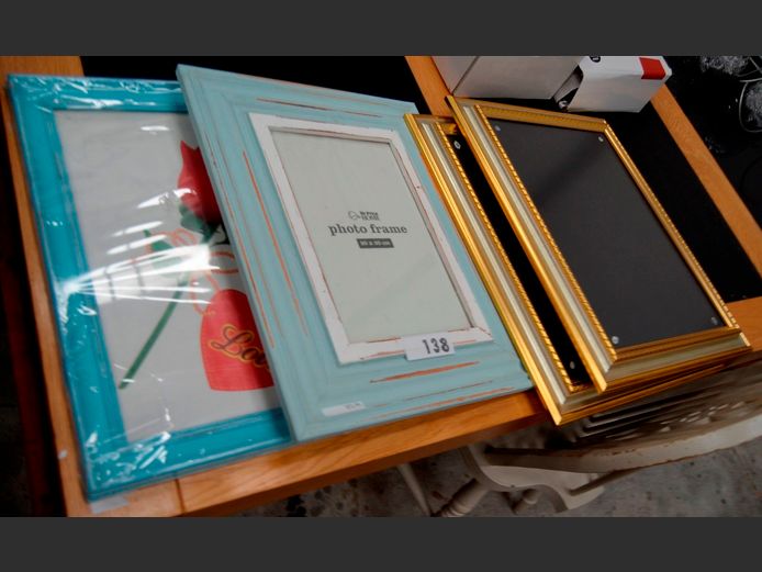 LOT: PICTURE FRAMES & PHOTO FRAMES