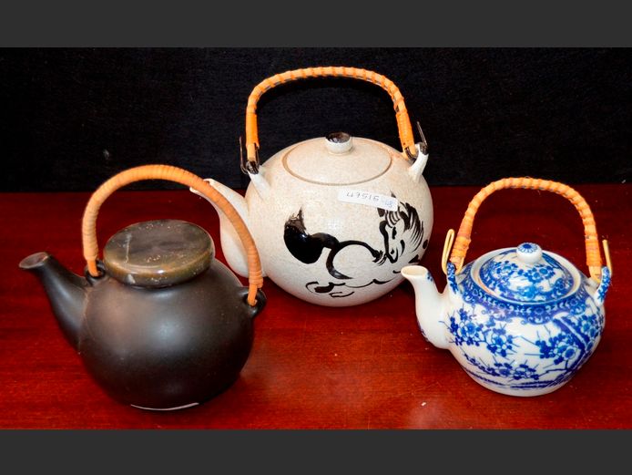 LOT: 3 x JAPANESE TEAPOTS WITH RATTAN WRAPPED HANDLES