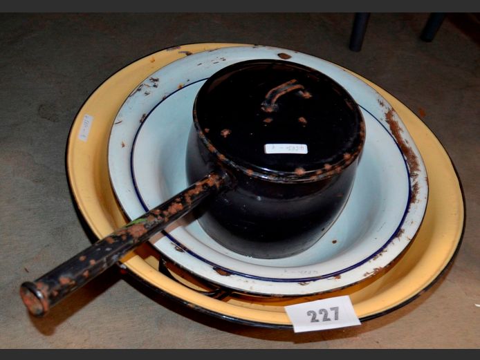 VINTAGE ENAMEL: BASINS & POT WITH LID