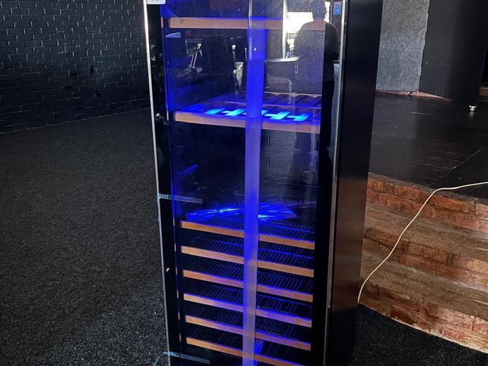 New Snowmaster upright beverage and wine cooler - 408l