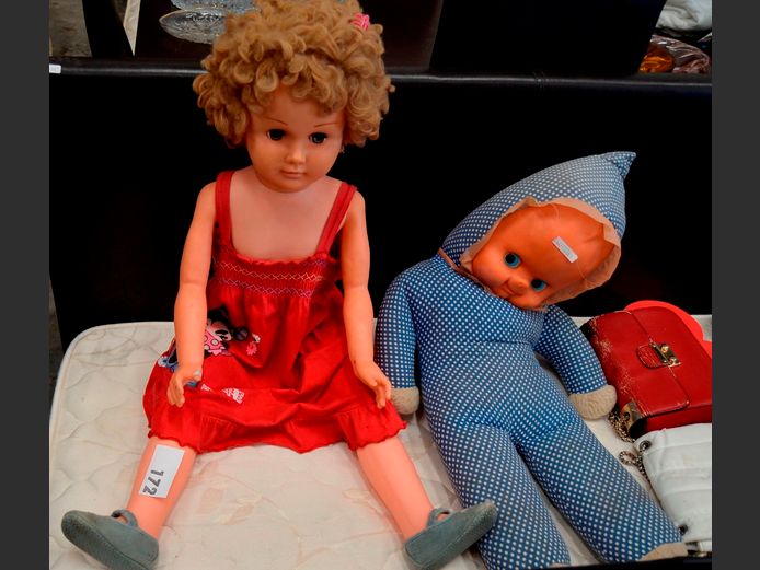 LOT: 2 x VINTAGE DOLLS