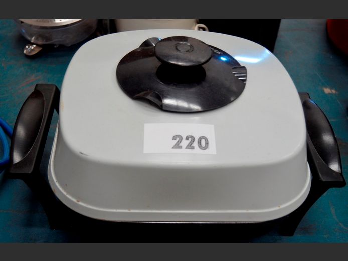 PINEWARE ELECTRIC FRYING PAN, 30 x 30cm [Switches on, untested further]