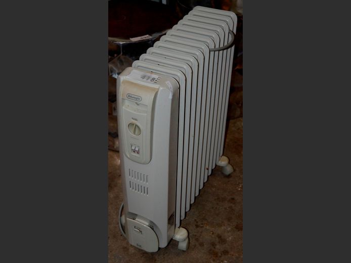 DELONGHI 12-FIN OIL HEATER [Switches on]