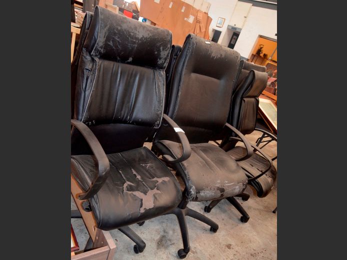 SET OF 6 BLACK LEATHER TOUCH SWIVEL OFFICE CHAIRS [Peeling]