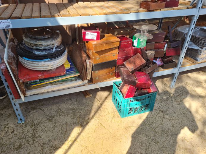 LOT TRAYS, CUTTING BOARDS AND WOODEN BOXES