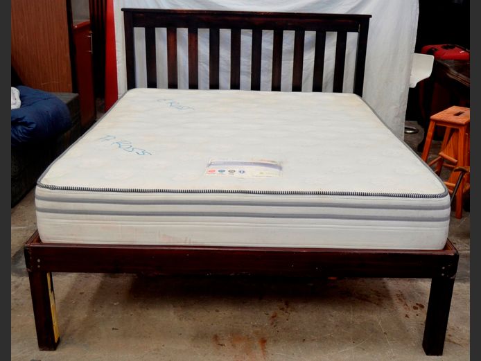 STAINED PINE QUEEN SIZE BED WITH HEADBOARD & CLOUD NINE MATTRESS