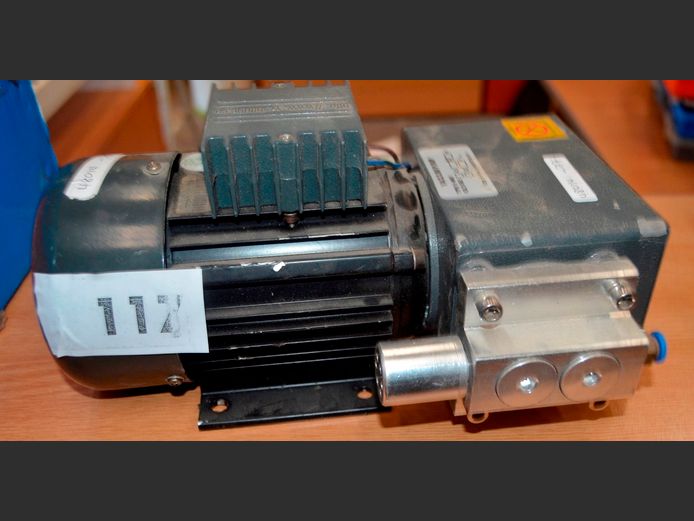 TYPE H-960 VACUUM PUMP [Switches on, untested further]