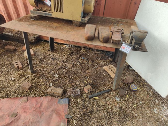 STEEL WORKBENCH WITH VICE 1800 X 1200CM