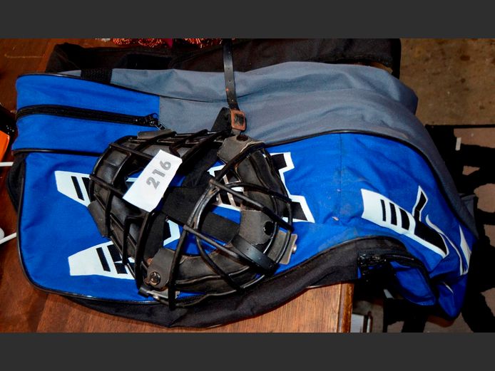 LOT: ICE HOCKEY BAG & FACE BRACE