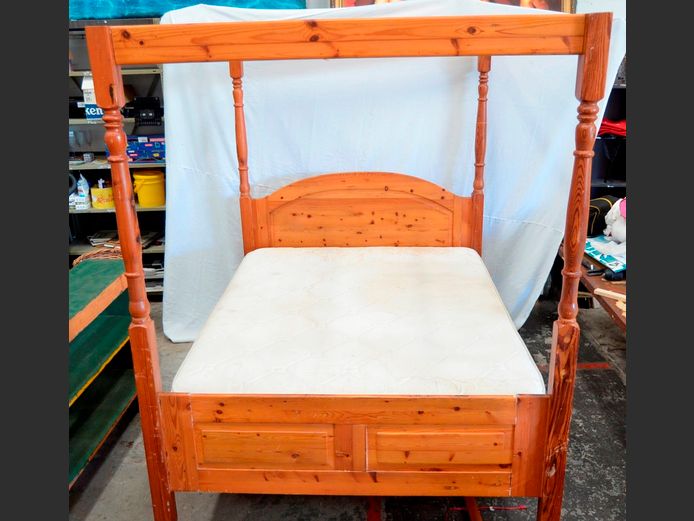 OREGON PINE 4-POSTER BED WITH QUEEN SIZE MATTRESS [Mattress needs a clean]