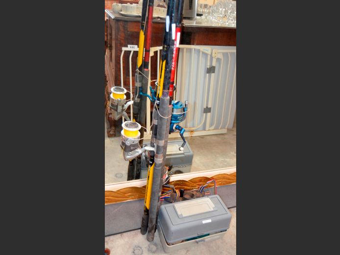 LOT: 3 x FISHING RODS WITH REELS & A GREY TACKLE BOX