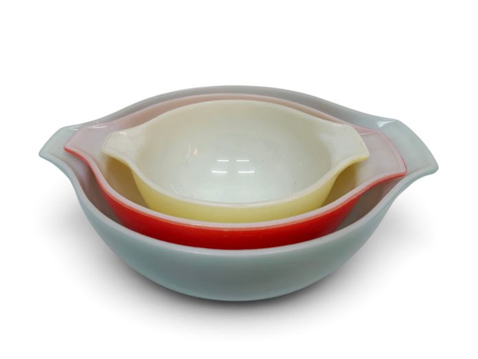 Mid-Century Pyrex Graduated Nesting Tab-Handle Bowls – Set of 3