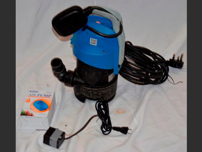 TALLAS SUBMERSIBLE PUMP & AN AIR PUMP, etc [Switch on, untested further]