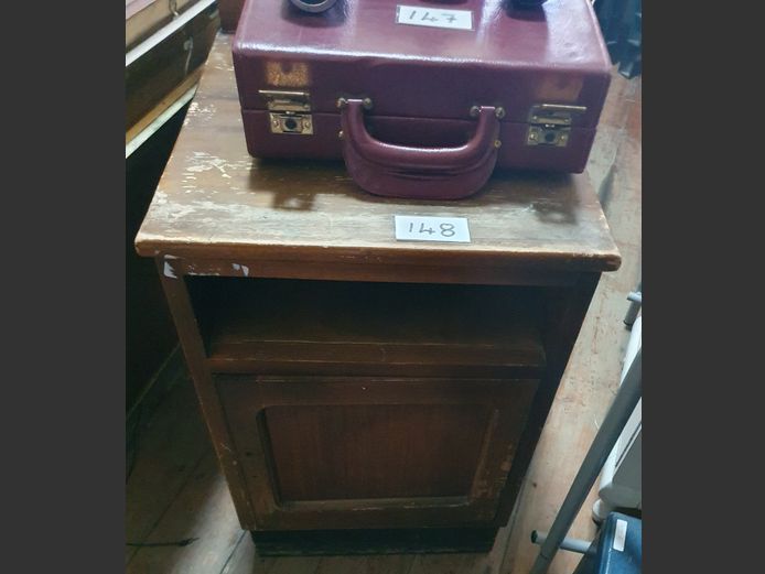 MAHOGANY FINISH SINGLE DOOR BEDSIDE PEDESTAL, 45 x 48 x 73cm