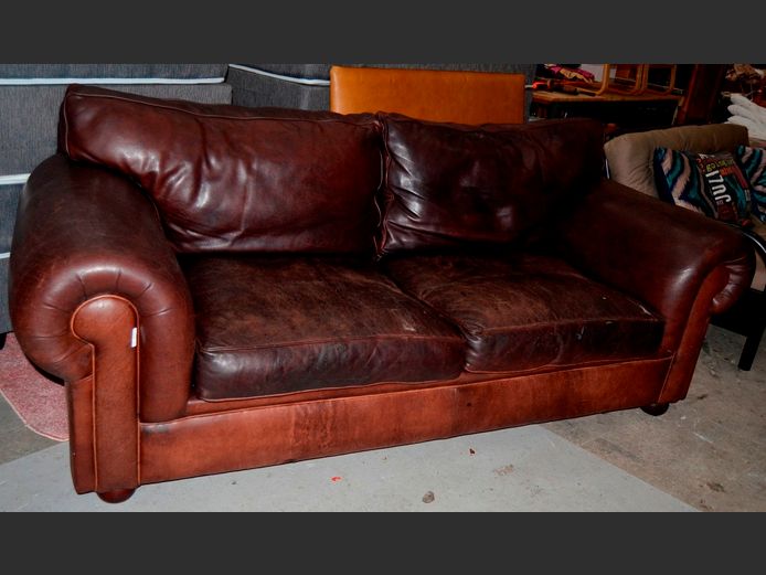 BROWN LEATHER 2-SEATER COUCH