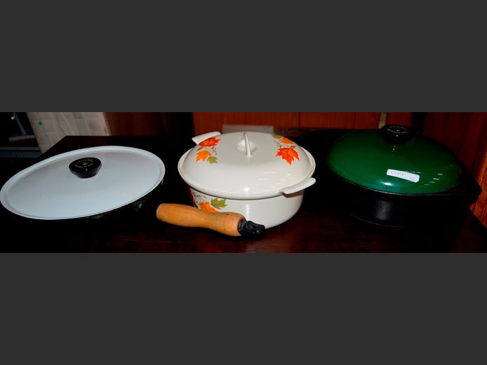 COOKWELL CAST IRON FRYING PAN, CAST IRON POT & AN ENAMEL COATED POT