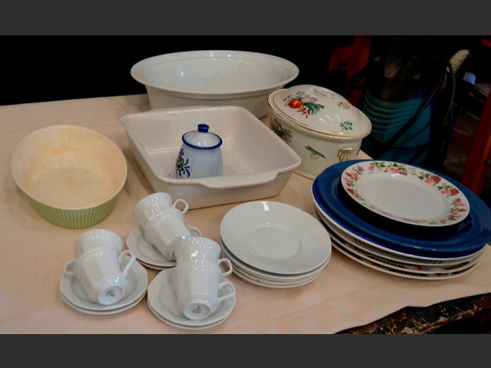VILLEROY & BOCH VEGETABLE DISH, BAVARIA CUPS & SAUCERS, etc