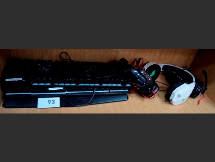 LOT: 3 x GAMING KEYBOARDS & HEADSETS [Untested]