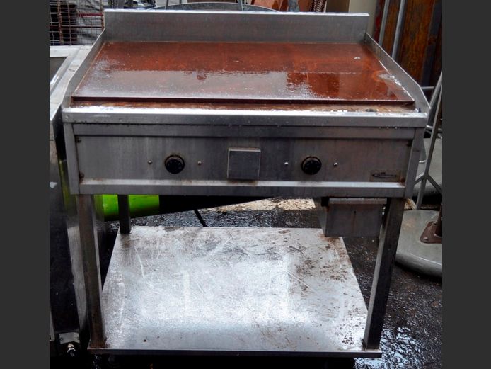 MACBROTHERS 3-PHASE STAINLESS STEEL FLAT TOP GRILLER WITH BOTTOM SHELF ON CASTORS, 90 x 73 x 102cm