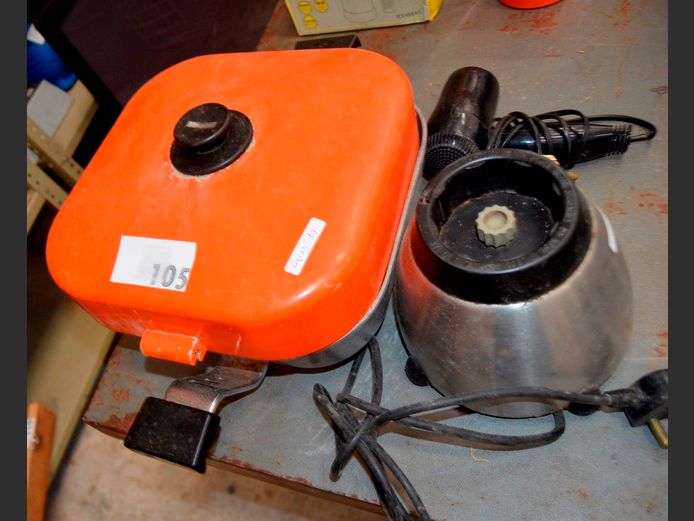 PINEWARE ELECTRIC FRYING PAN & A SUNBEAM BLENDER [No jug, both untested]