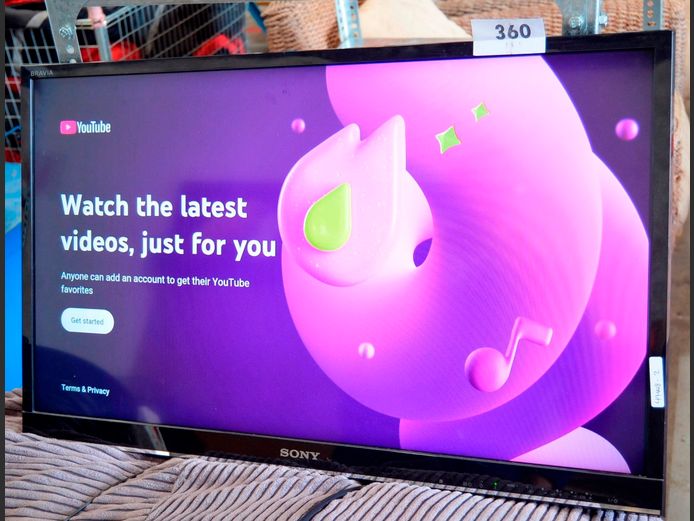 SONY 32" L.E.D. NON-SMART TV WITH REMOTE [Switches on, untested further] ### LICENCE PLEASE ###