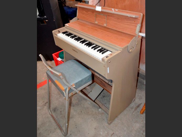 YAMAHA CHILDREN'S ELECTRONIC PIANO DESK WITH FOLDING CHAIR, 81 x 43 x 76cm [Switches on, some keys flat]