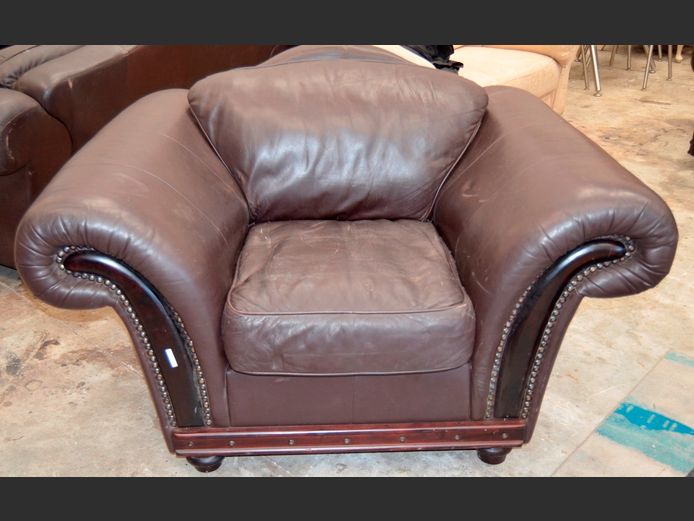 BROWN LEATHER ARMCHAIR WITH STUDDED DETAIL
