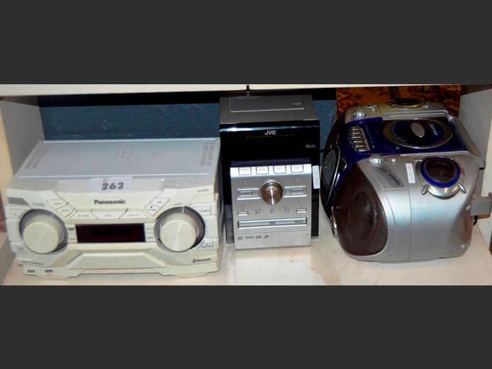 LOT: JVC & PANASONIC DECKS & A DAYTEC PORTABLE CD/RADIO [Faulty]