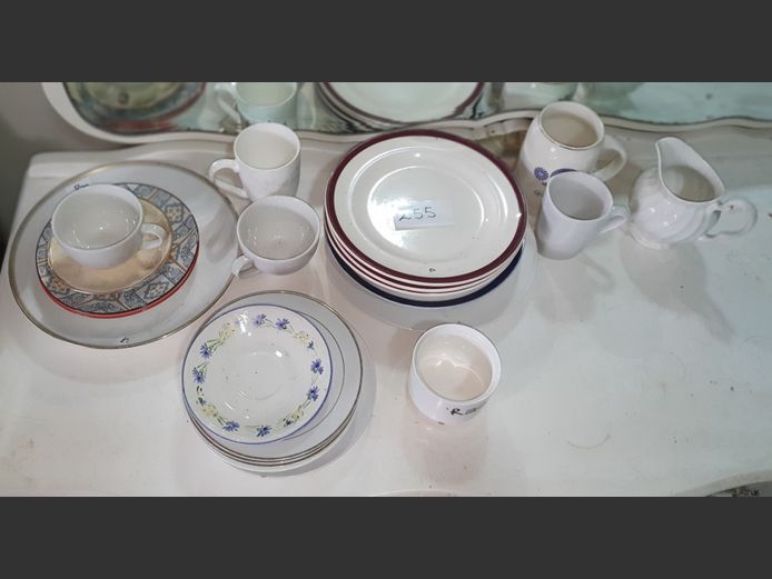 LOT: DINNER PLATES, SIDE PLATES, CREAMER, etc