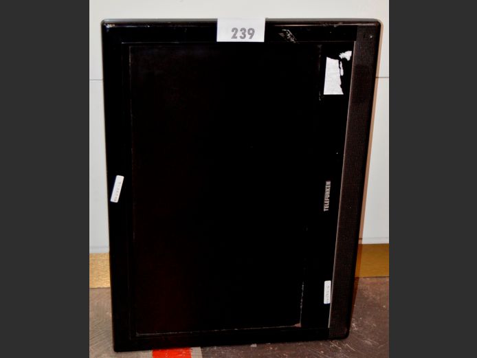 TELEFUNKEN 24" LCD TV [Screen cracked] ### LICENCE PLEASE ###
