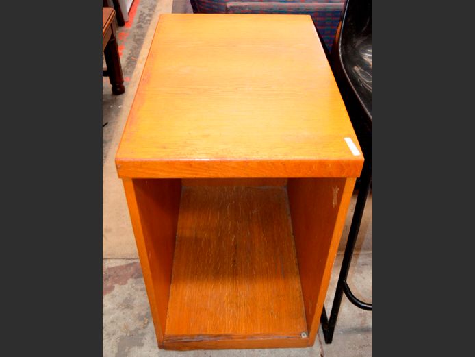 OAK FINISH OPEN PEDESTAL, 60 x 41 x 68cm