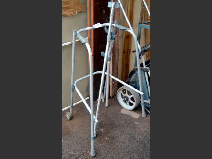 WALKING AID & PAIR CRUTCHES