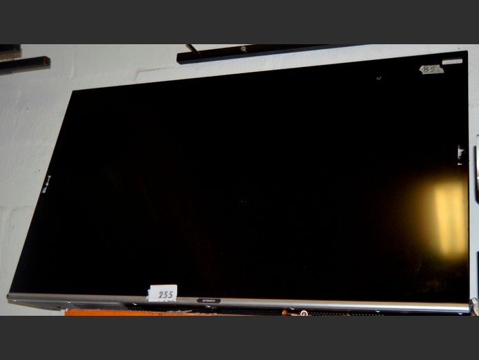 SKYWORTH 50" LED TV [Switches on, screen cracked] ### LICENCE PLEASE ### [#: B5]