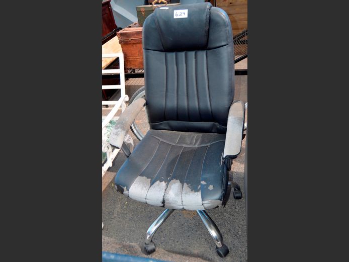 BLACK LEATHER TOUCH SWIVEL OFFICE CHAIR [Peeling]