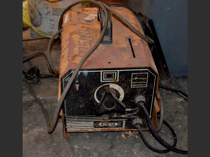 YELLOW WELDER WITH ELECTRODES [Dead, Rusted]