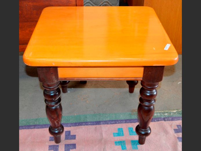 YELLOWWOOD SIDETABLE, 50 x 50 x 43cm
