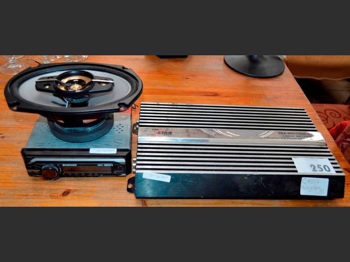 JEBSON CAR MP3/CD/RADIO & A STARSOUND CAR AMP [Untested]