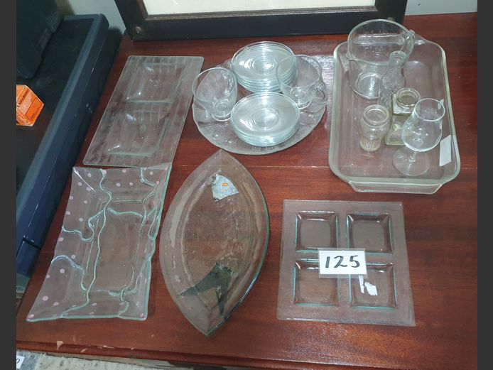 LOT: GLASS OVEN DISH, GLASS SAUCERS, CUPS, etc
