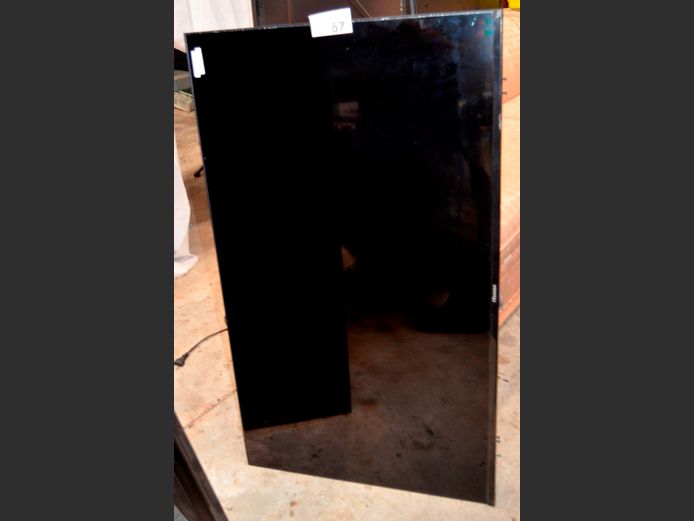 HISENSE 43" L.E.D. TV [Switches on, untested further, screen cracked] ### LICENCE PLEASE ###