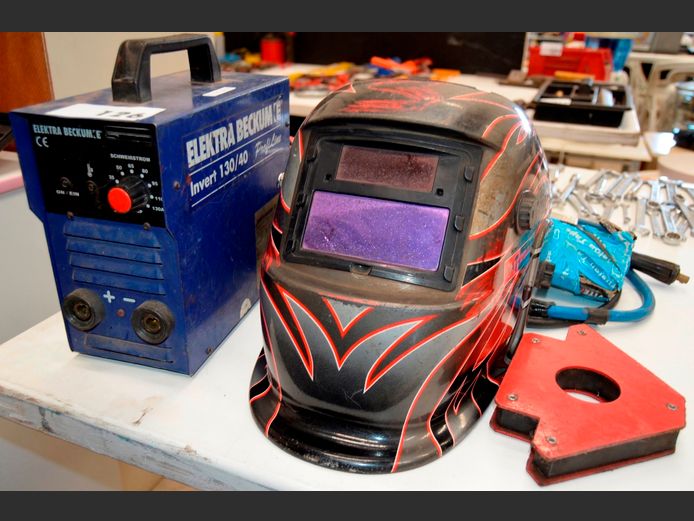 ELEKTRA BECKUM INVERTER WELDER, ELECTRODES, WELDING HELMET, etc [Switches on, untested further]