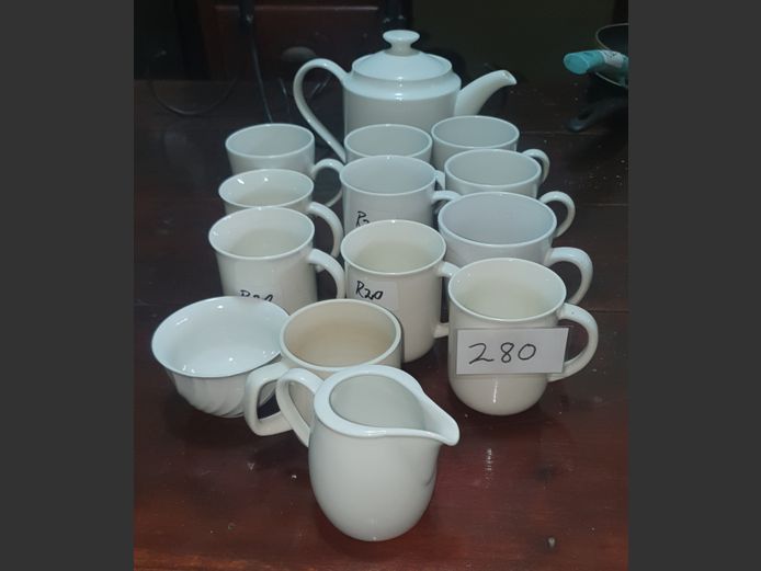 WHITE CUPS & TEAPOT WITH LID