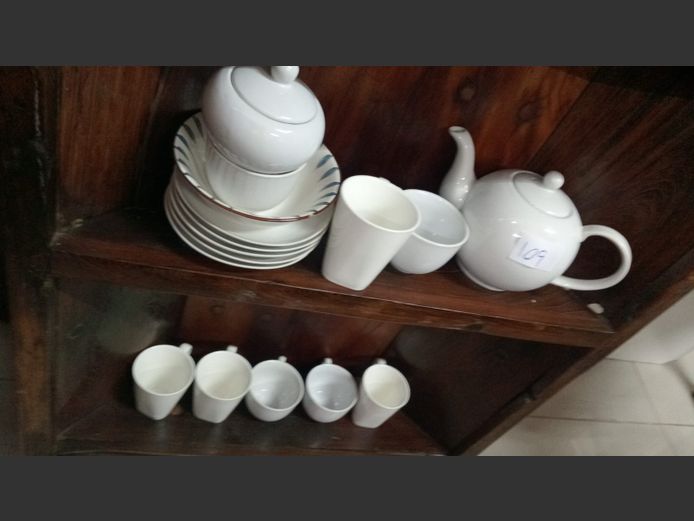 Tea set incomplete
