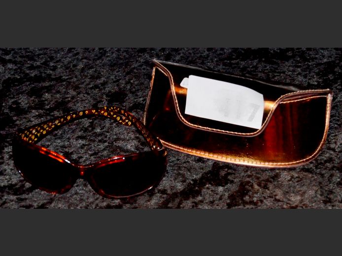 PAIR GUESS SUNGLASSES IN CASE