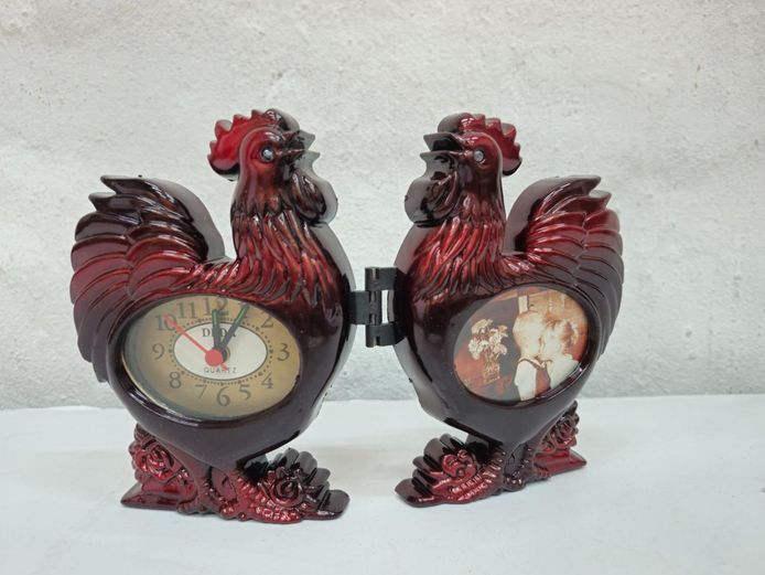 Folding Plastic Rooster Tabletop Battery Operated Clock with Photo Frame