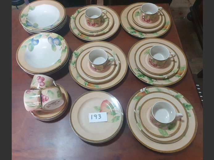 NEWBURY PART DINNER SERVICE [Some chips]